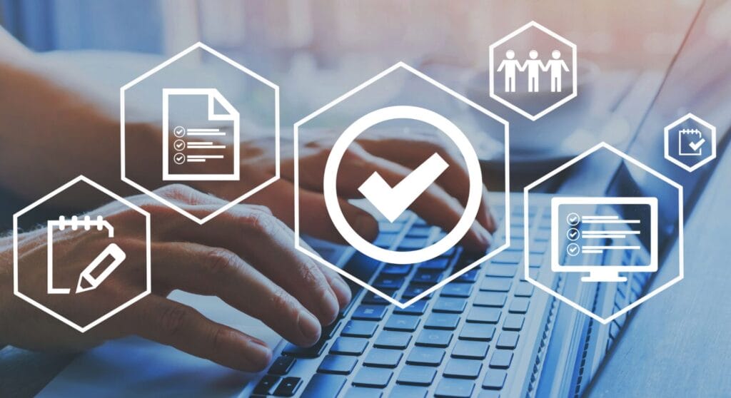 Qualitätssicherung - Hände auf einer Tastatur mit digitalen Compliance-Icons – up2LIMS ersetzt Excel-Silos in der Qualitätskontrolle durch lückenlose Labordigitalisierung